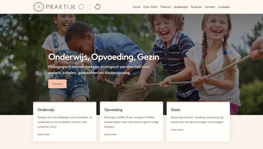 Website Praktijk OOG: lichte hero met kinderfoto, koppen en zachte perzik-accenten.